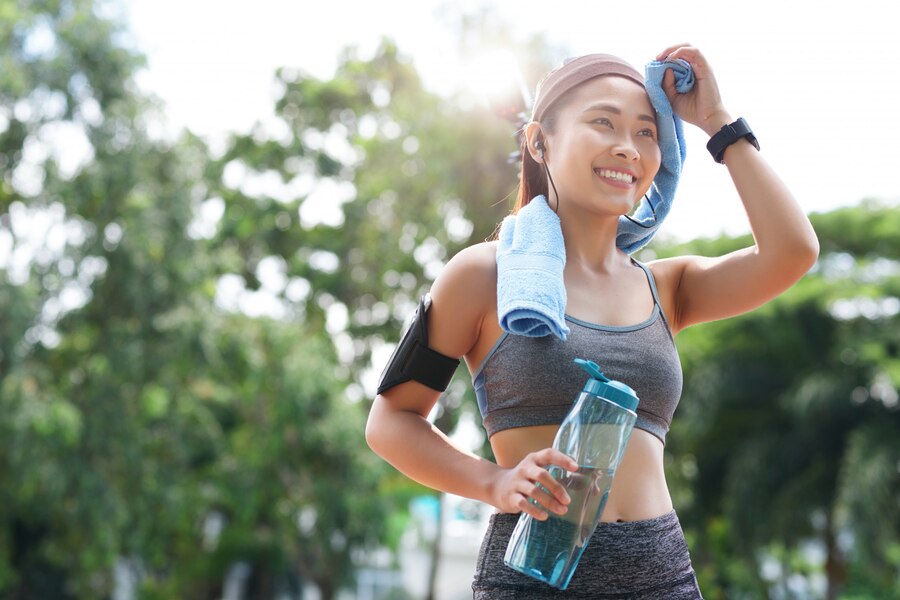 Lời khuyên uống nước cho người chạy bộ trong mùa nắng nóng